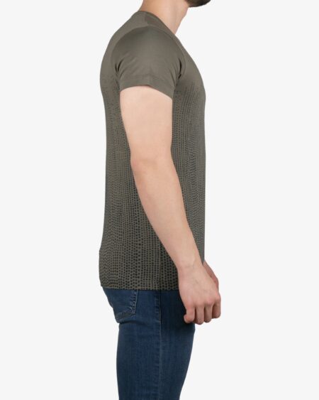 تیشرت آستین کوتاه با طرح نقطه‌ای کانی راش - زیتونی - بغل