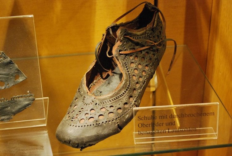 کفش تاریخی ۲۰۰۰ ساله‌ای که تاریخچه مد و فشن رومانی را بازگو می‌کند