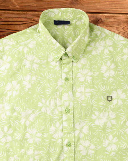 پیراهن مردانه طرح هاوایی- سبز شبرنگ - نمای روبرو محیطی